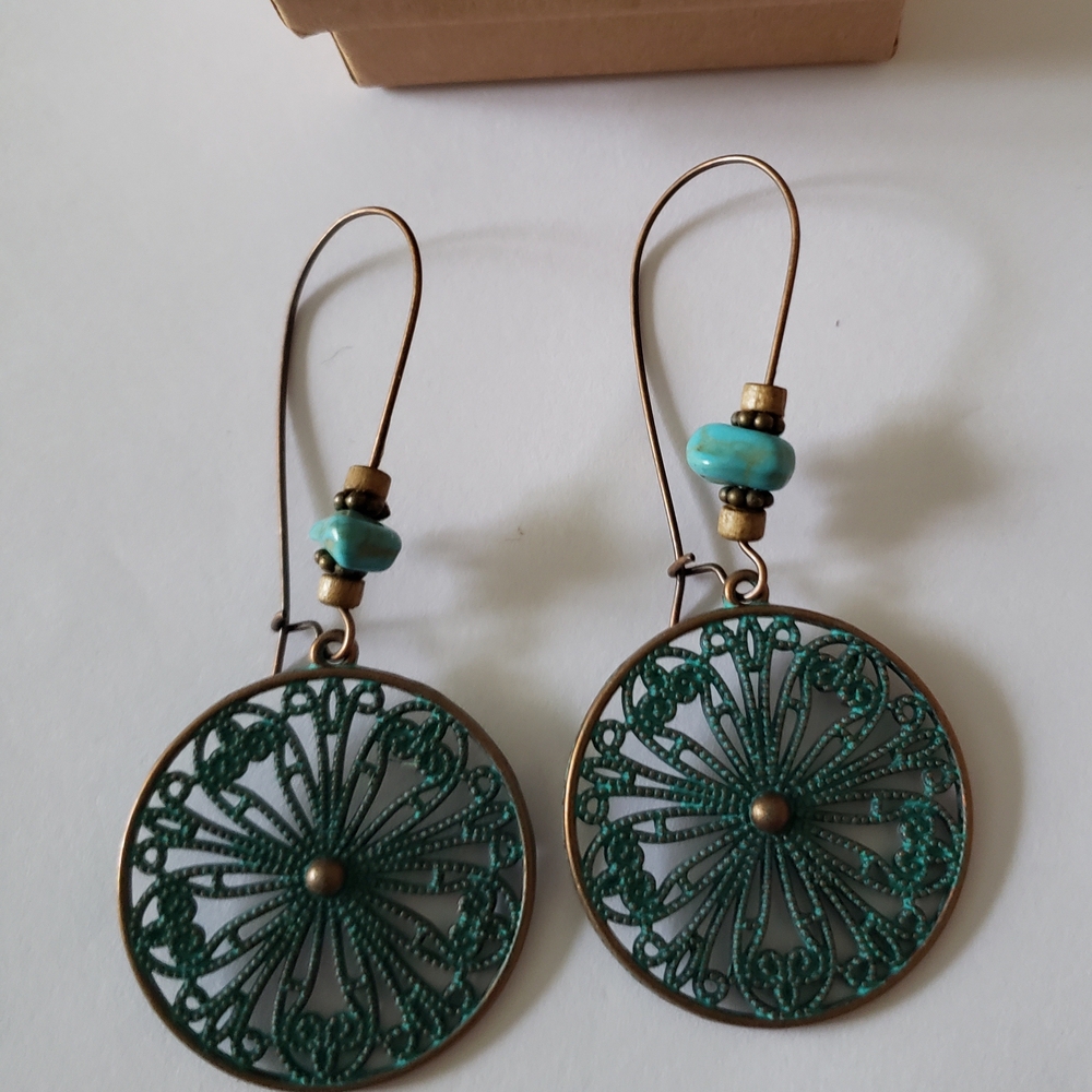 💢5/$10💢  Elegant Green Dangle Earrings